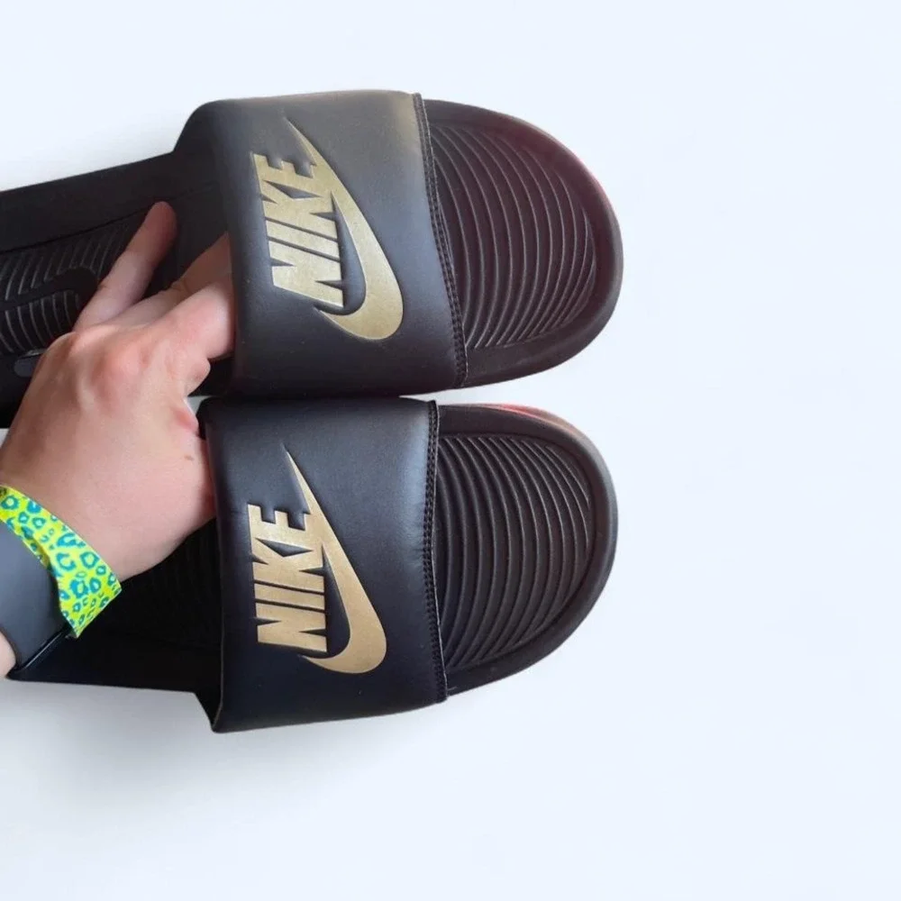 Mens Nike slides in black with gold logo size 10